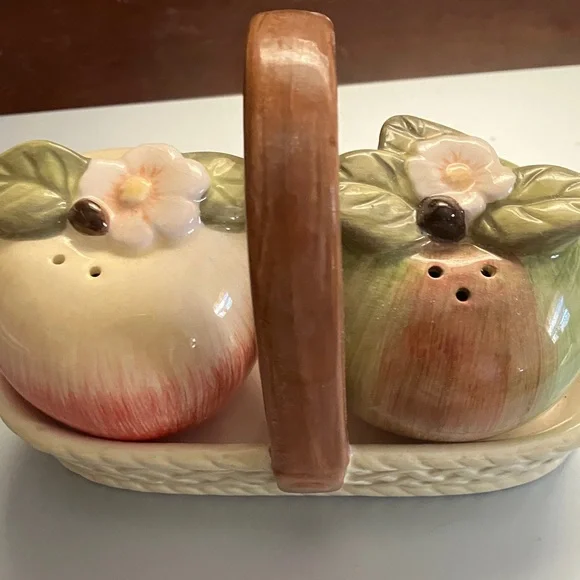 VTG Cracker Barrel Ceramic Salt/Pepper Apples in Basket Susan Winget Collection - Picture 7 of 7
